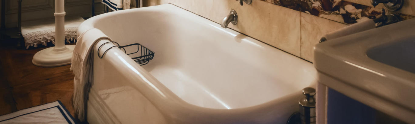 Antique Cast Iron Apron Bathtub